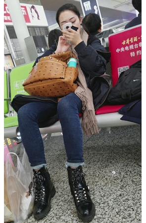 玩手机的牛仔裤妹子