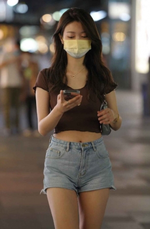 精选街拍作品 NO.1604 玩手机的热裤美女[87P/156MB]