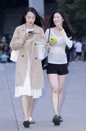 LB470-65P 成都车展-两个裸腿礼仪小仙女下班拍美腿