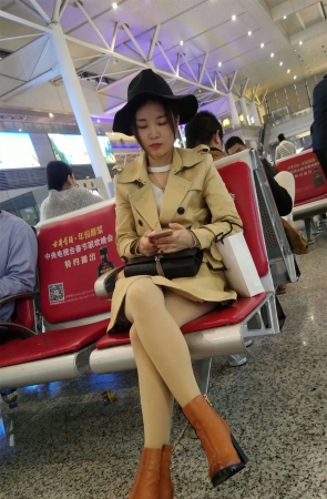 车站等车的肉色丝袜美腿极品漂亮女神