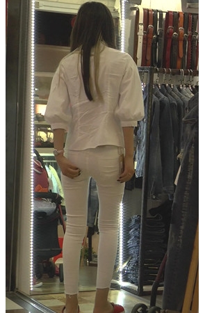 试衣的白裤美女