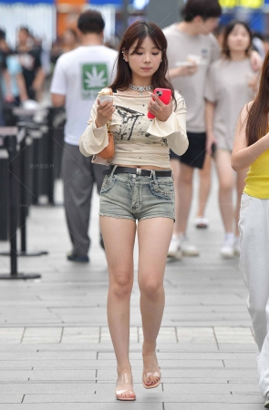 24822-3=37√紧致热裤女生 11P