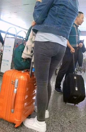 极品超紧灰色牛仔裤圆臀漂亮小美眉