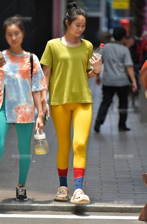 阳光瑜伽裤美女