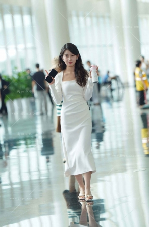 白裙小姐姐 [21P]