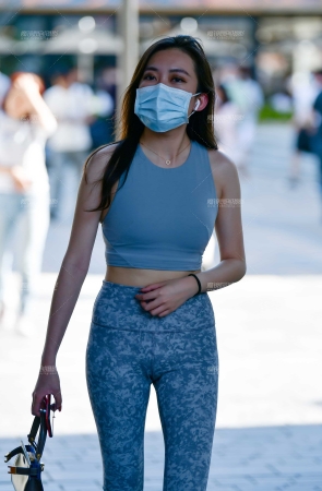 花色紧身裤美女