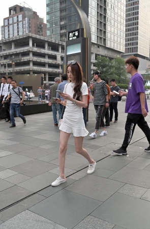 小姐姐的裙子好短耶