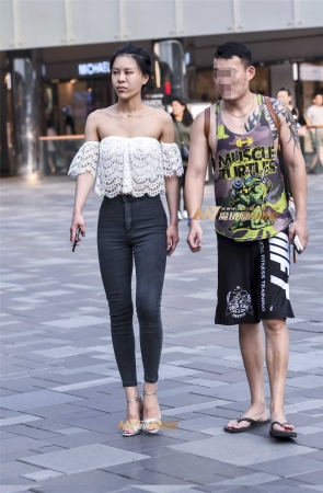 裸肩背紧牛仔美女示爱多情