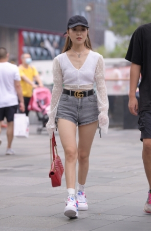 热裤美腿小姐姐