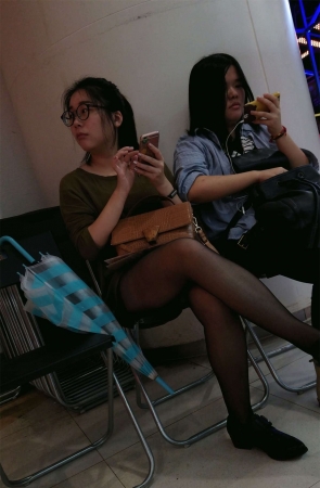 黑丝黑高眼镜妹