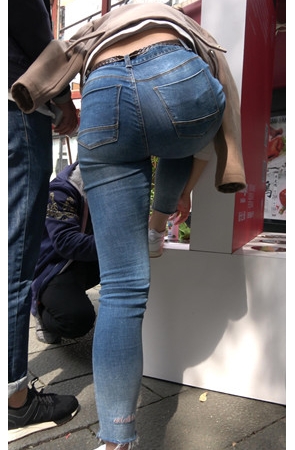 漂亮的牛仔裤小姐姐