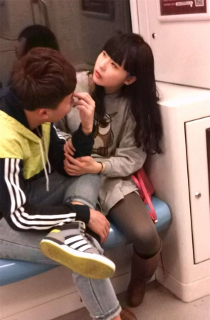 地铁说笑的美眉