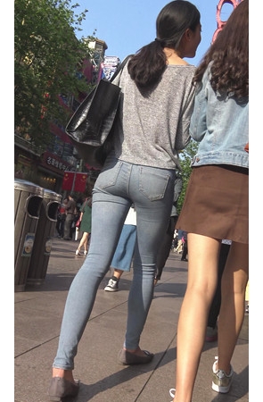 漂亮的浅牛美女