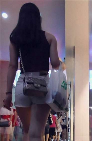 露脐装的热裤妹子逛街！[529 MB]