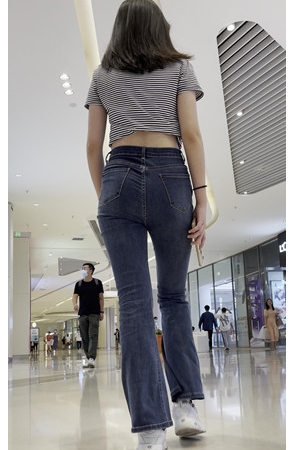 露腰紧牛小姐姐