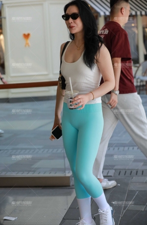 绿色瑜伽裤美女