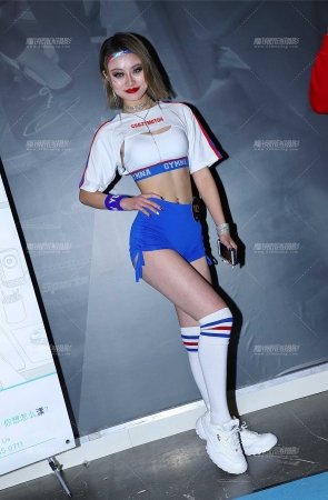 蓝色紧身短裤运动宝贝