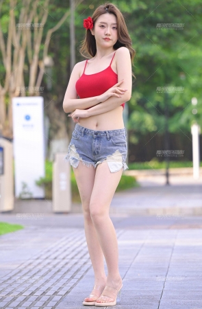 白嫩红衣热裤美女