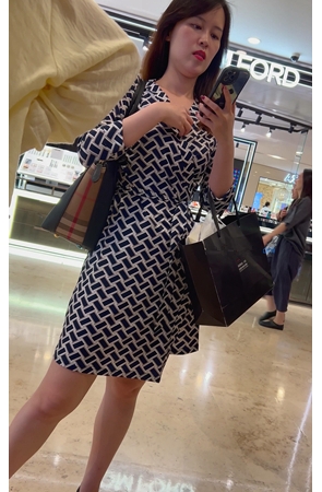 玩手机的美女
