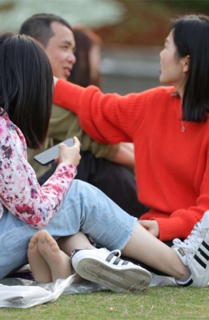 No1725 红衣美女从闺蜜腿下伸出一双无挡超薄丝足