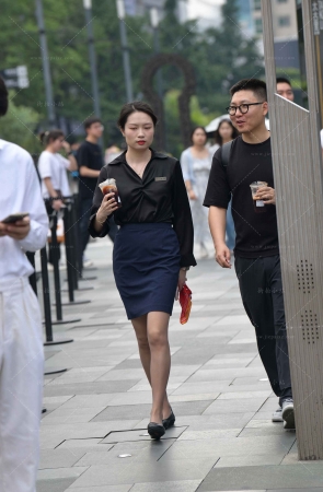 街拍超薄咖丝工装美女