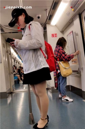 黑色短裙鸭舌帽丝袜姑娘 [706 MB/mp4]