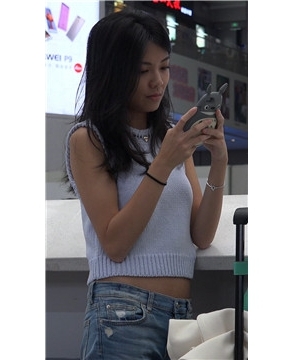 4K – 古怪精灵的牛仔裤漂亮女孩 [1.20 GB/MP4]