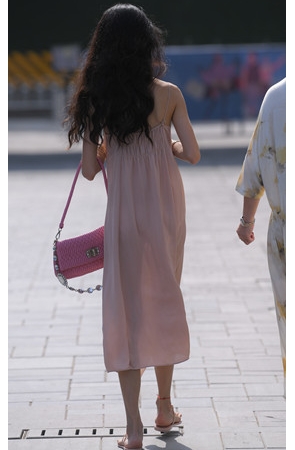 吊带长裙美女(45P)[1.08G/JPG] 