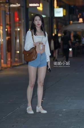 爱穿亮丝的大长腿美眉