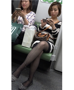 4k视频，美女的黑丝袜破了谁能给新买一双