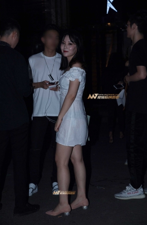 委婉的白沙裙美眉