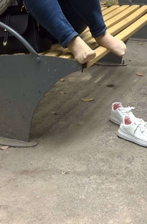 长椅上的美眉 [336 MB/MP4]