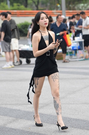 24615-35=57√性感吊带裙纹身女 13P