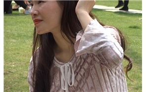 草地上聚会闲聊女神 [401 MB/MP4]