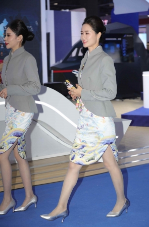【街拍心灵】海航空姐超薄灰丝细街拍高跟端庄美丽