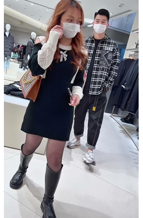 逛商场的小美女