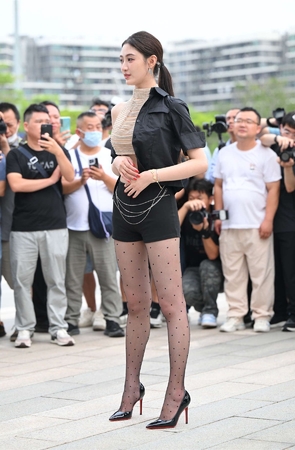 黑色短裤丝袜搭配