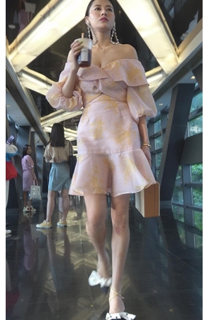 漂亮的粉色连体美女[1.35G/MP4]