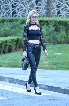 巧遇金发皮裤美女