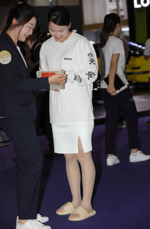 【街拍心灵】车展礼仪肉拖鞋街拍肉丝美zu