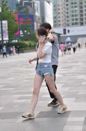 街拍青春靓丽小姐姐