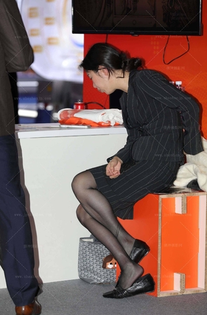 熟女少妇制服黑丝桌子后面脱鞋脚跟休息