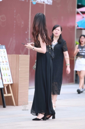 V领连衣裙，长发美女