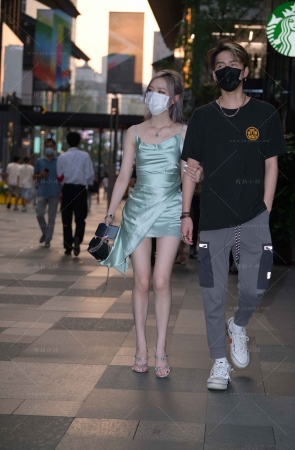 美腿吊带裙气质美女