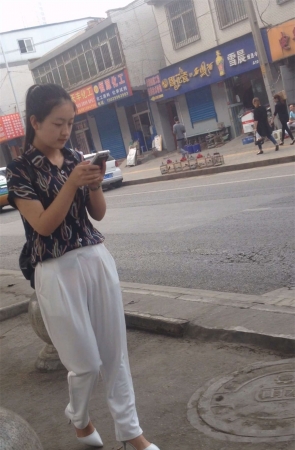 白色高跟美女白色微透休闲裤