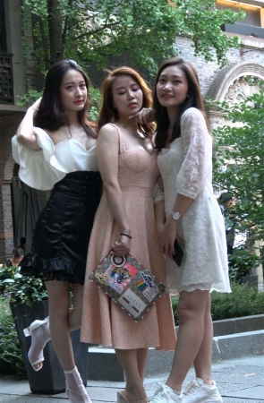 喜欢拍照的三美女