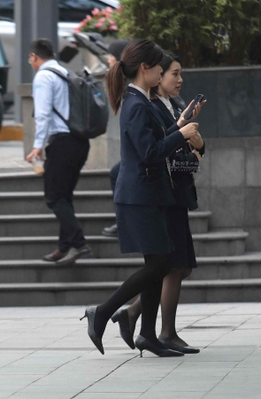 街拍黑丝高跟OL