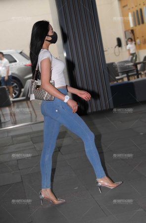 蜜桃裤长腿美女