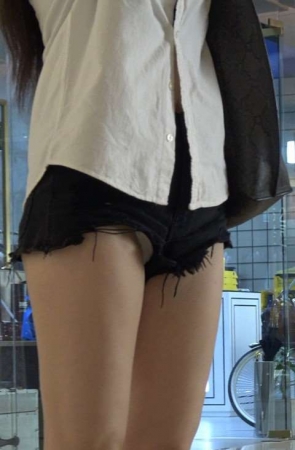 4K 白衬衫月牙臀街拍美腿丝袜美女 2  [1.22 GB]