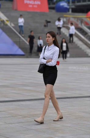 苗条的工装小姐姐